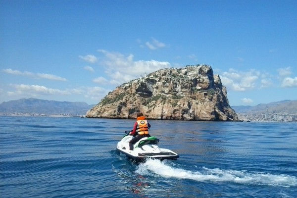 Rental apartments in Estartit: speed and fun with jet skis